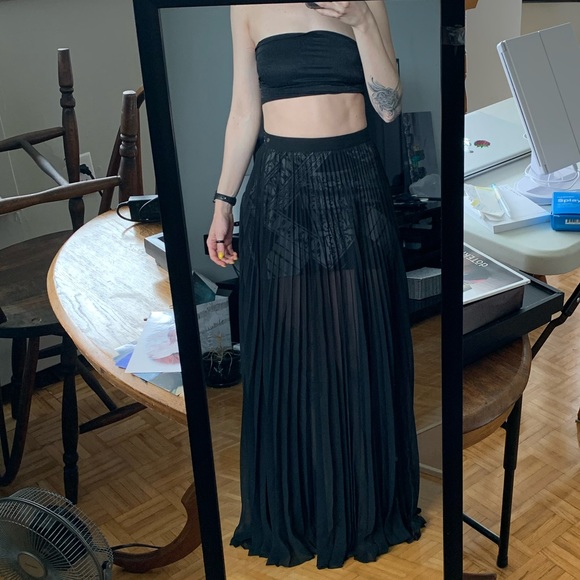 Guess: floor length skirt, see through overlay with geometric mini skirt. - Picture 2 of 4